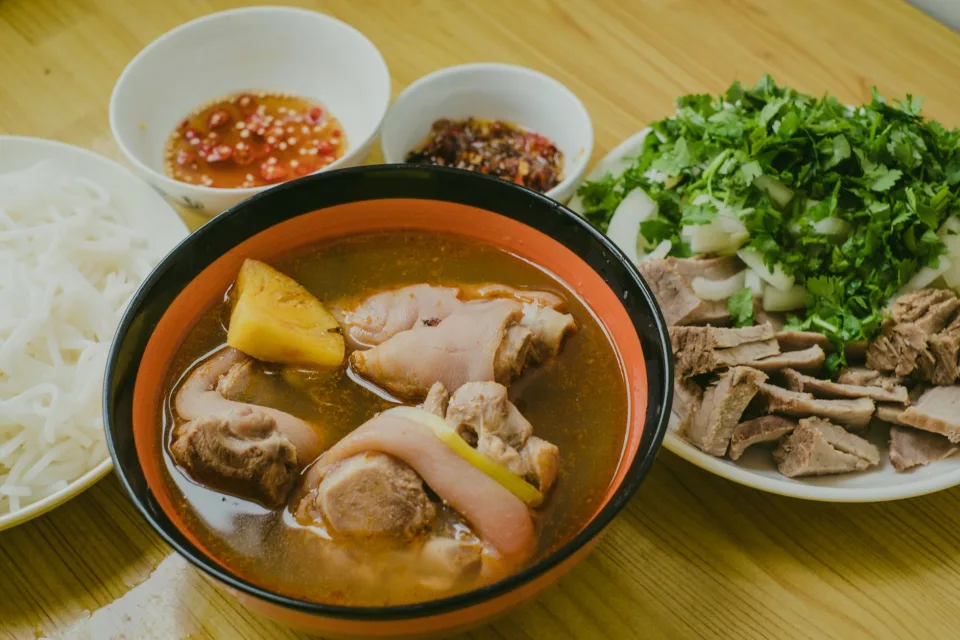 Bàn ăn tại Cafe Mộc Hoàng Lâm
